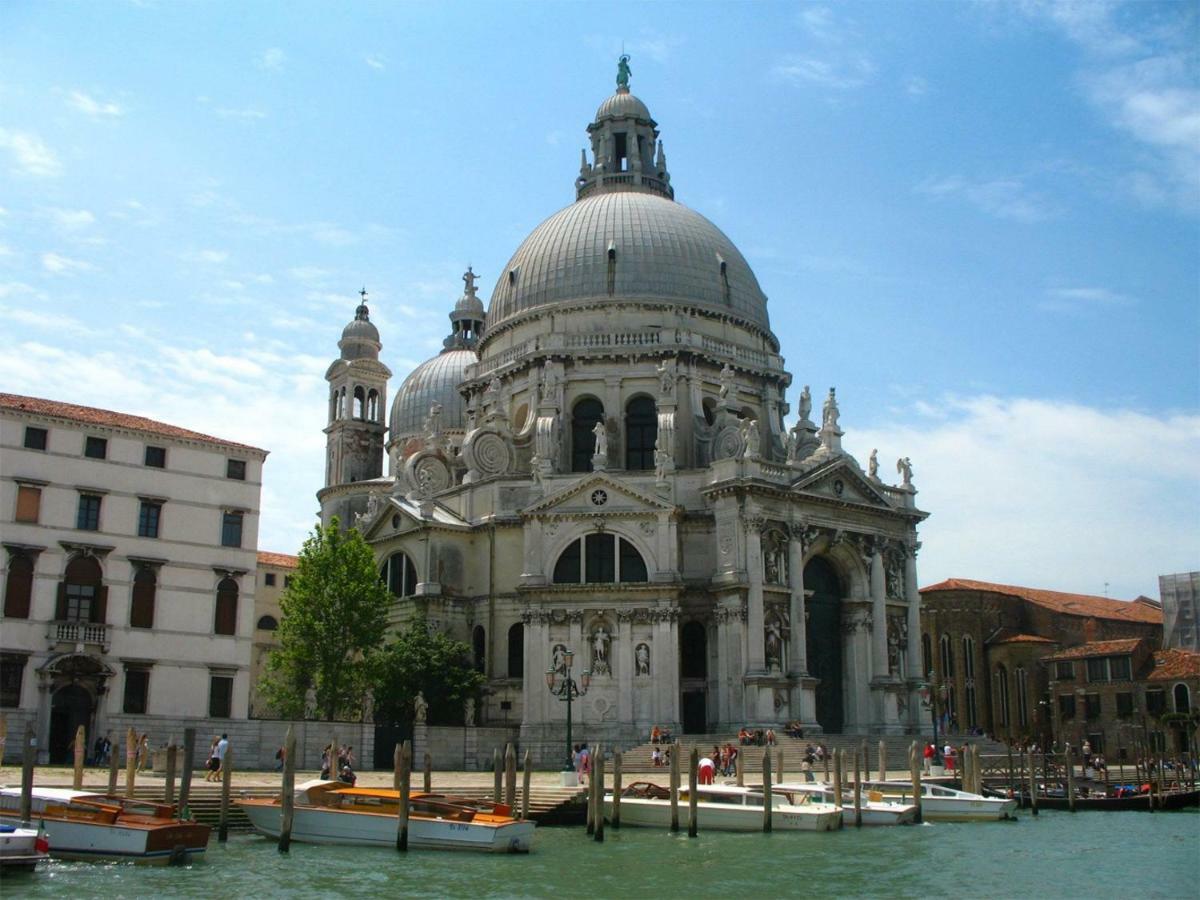 San Salvador Basic & Local 2 Stars Hotel Venedig